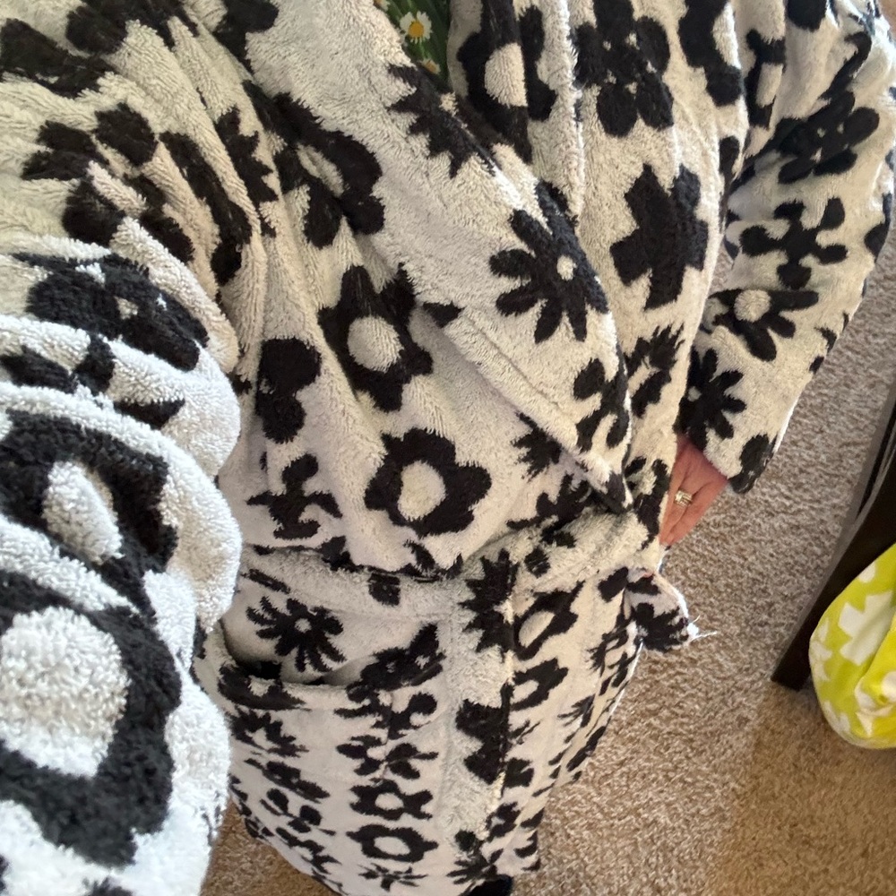 Floral Black and White Women's Robe